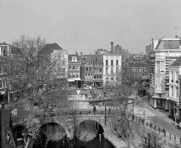 856471 Gezicht op de Oudegracht te Utrecht, met op de voorgrond de Bakkerbrug.